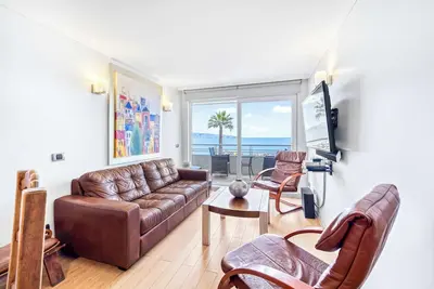 Image de Seafront Bay 3br Apartment with Terrace & Sea View