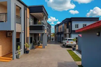 Image de Mwinde. Appartement de luxe. 4 voyageurs. Piscine. Gardien. 10mn de l'aéroport