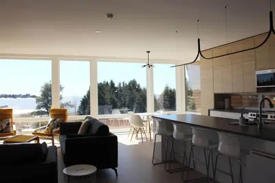 Image de Water Front 6br Oasis w/ Hot Tub & Views, Near Victoria-by-the-Sea