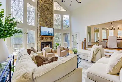 Image de Majestic Retreat - Game Room Contests, Mountain Views & Movie Nights