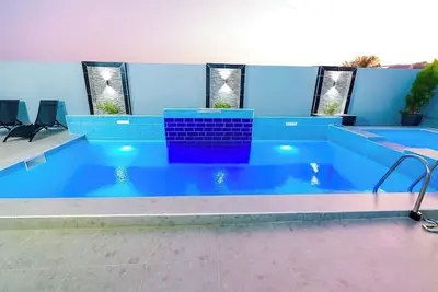 Image de Kini. Appartement de luxe. 4 voyageurs. Piscine. Sécurisé. Proche aéroport