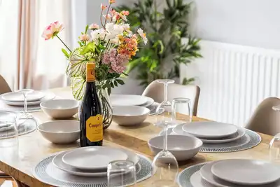 Image de \"Cozy Cv5 Home| Sleep 6 | Perfect For Work Stays\"