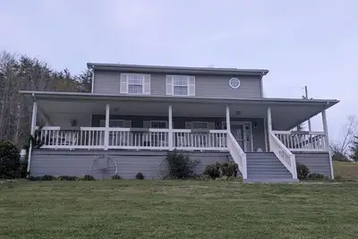 Image de Serenity in the Pines: Farmhouse with 3bd, 2bth and a rap-around porch!