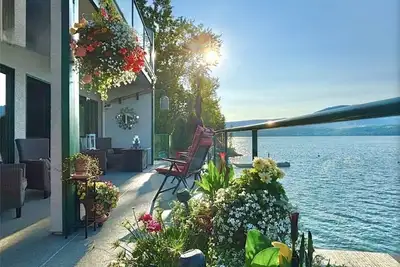 Image de Gorgeous Lakefront 2 Level Penthouse Condo w/2 Private Balconies & Buoy!