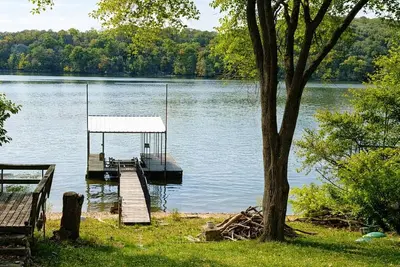 Image de Welcoming cottage with lake access+views on Lake of the Ozarks main channel