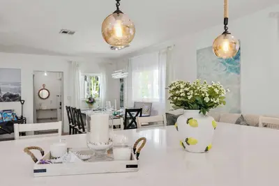 Image de Warm Pool, Fire Pit, Games, Bikes, 2 min drive to the Beach