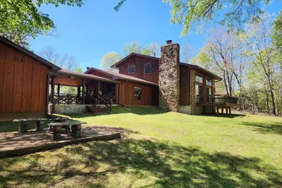 Image de Angler’s Oasis! This is the ultimate lodge. Hook, wine, and sinker!