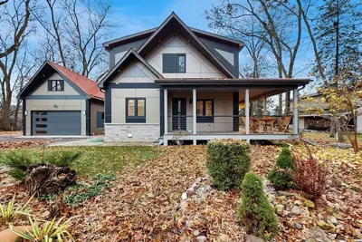 Image de Modern Riverfront Home w/ gas fireplace, patio, grill, & washer/dryer, Dogs-Ok