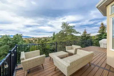 Image de Huge 4, 000 Sq Ft Basecamp: Walk to Bell Canyon