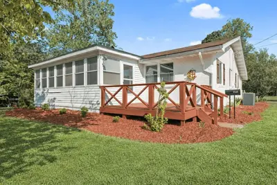 Image de 3br Farmhouse on 4 Acres Near Downtown