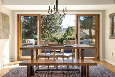 Image de Beautiful Bright Airy Home w/ Hot Tub by Chapel of the Red Rock! Meadowlark -