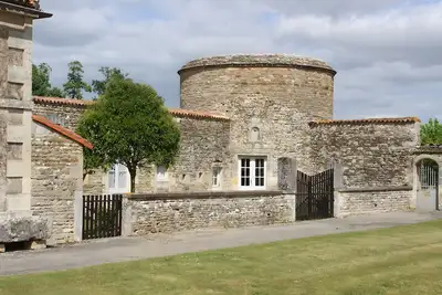 Image de « Logis dans l’enceinte du château » avec jardin privé, Wi-Fi et climatisation