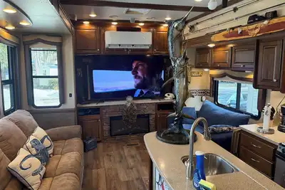 Image de Fisherman's Retreat. A Roomy 5th wheel located on a large lot in Sun Retreats