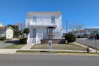 Image de Experience the perfect beach getaway in this comfortable 3-bedroom, 1. 5-bathroom home