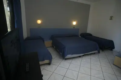 Image de Marina Living Rooms – Chambre Quadruple Confort avec piscine partagée, Wi-Fi et climatisation