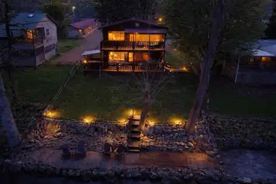 Image de Hazel's Hideaway -Private riverfront 3 bed 2 bath cabin with hot tub!