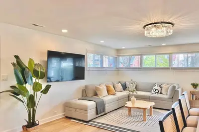 Image de Modern 4br Home, Sleeps 10, 5 Beds, Free Parking Easy Access to Downtown&Lake