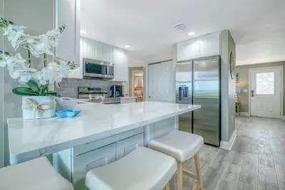 Image de Waterfront Serenity: 2 Bedroom Retreat on the Gulf with Private Floating Dock