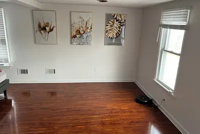 Image de Beautiful 3-bedroom house with Ac in charming Pittsburgh. Very convenient area. .