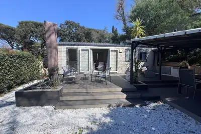 Image de Mobil-home 'Gassin Bungalow' avec piscine partagée, terrasse privée et climatisation