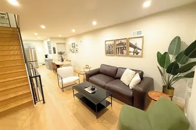 Image de Stylish 2br Townhome • 2 Full Baths • Game Room • Near Center City