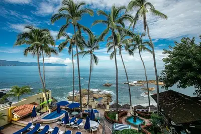Image de Oceanfront 1br Condo | Balcony, Pool & Restaurant