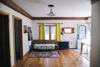 Image de Spacious 4-bedroom house in delightful Catskill - acres of pond-side backyard