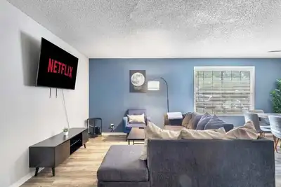 Image de 3 Min Walk to At&T | 2br | Parking + Pets + Gym