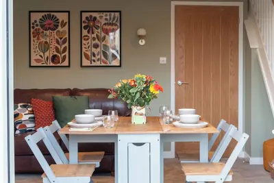 Image de 2 bedroom, 10 minute walk to city centre. Parking and outside space.