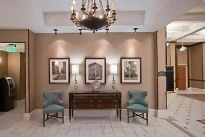 Image de Chic 2br King | Free Breakfast, Gym & Social Hour