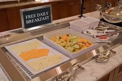 Image de 1br Queen Suite | Free Breakfast + Near Waterfront