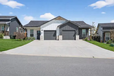 Image de New! 6 Br Duplex w/Fenced Yard, Pet-Friendly!