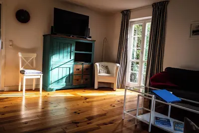 Image de The Zugvogel vacation home offers a cozy first floor apartment in a quiet, secluded location near the North Sea - ideal for families and dog owners looking to relax in the fenced garden and natural surroundings.