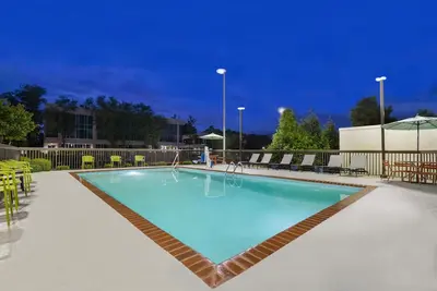 Image de Convenient Huntsville Room w/ Free Breakfast, Parking & Seasonal Pool Access