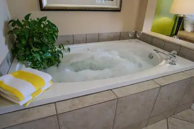 Image de 1-bedroom resort in Weston, Florida with pool, hot tub, Bbq, office space etc