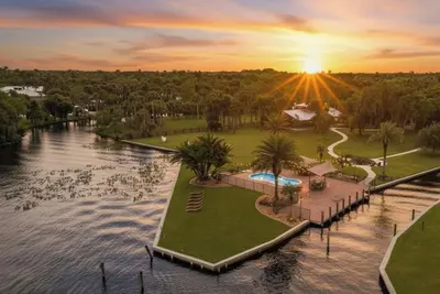 Image de Waterfront Farm Estate • Pool, Theater, Pickleball