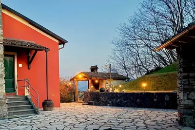 Image de New! Villa walk to Barga! Private Pool, Pizza Oven, Beautiful Views.