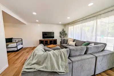 Image de Stylish Midtown 2br, Sleeps 6 -- Walk to Everything