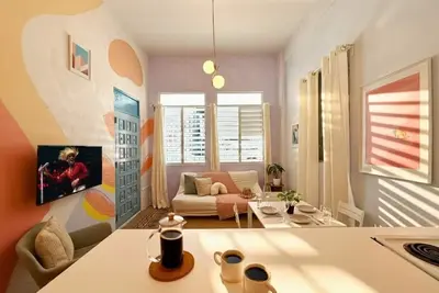 Image de Stunning 2br Home! Walk to Beach, Nightlife!