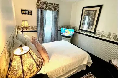 Image de Charming 1-bedroom -on the lake-Large Porch -Villa in Spring Lake