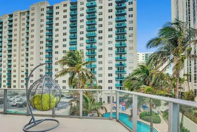 Image de 2br Apt w/ Beautiful Private Balcony