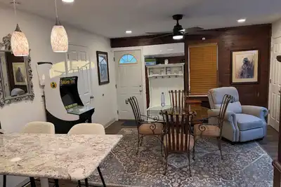 Image de Perfect 2-bedroom house with Ac in peaceful Jamestown w/ Rv pad