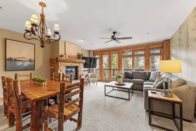 Image de Luxury 2 Bedroom/3 Bath Ski-in/Ski-out condo w/ Forest and River Views