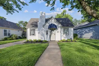 Image de Adorable 2-bedroom cottage in midtown Tulsa with a dreamy weeping willow.