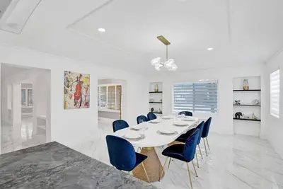 Image de 4300 Sf Beach Home w/ Heated Pool & Walk to Beach