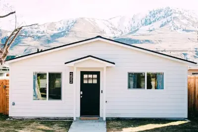 Image de New! | Fully renovated! Fenced Bckyrd | Dog Frndly