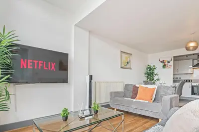 Image de Stylish 3br City Centre Apt | Walk to Bullring | Fast WiFi + Free Parking
