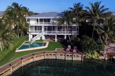Image de Bayfront Serenity. 4 En-Suite Bedrooms. 1/2 bath. Elevator. Pool. Private Dock