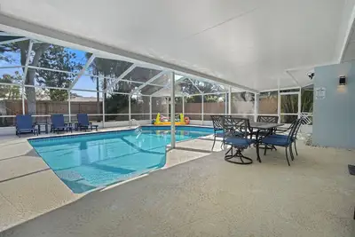 Image de Beach Retreat - 3/2 family oasis, heated pool Sleeps 8 - 15 min to beaches