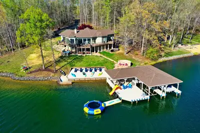 Image de Sunset Heated Lake Retreat, Trampoline, Jump Board, Hot Tub, Movie Room, Games